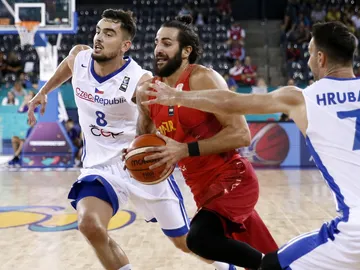 Ricky Rubio conduce el balón ante la defensa de los checos Ricky Rubio conduce el balón ante la defensa de los checos