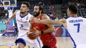 Ricky Rubio conduce el balón ante la defensa de los checos