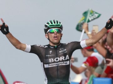 Majka celebra su triunfo en la etapa de la Vuelta