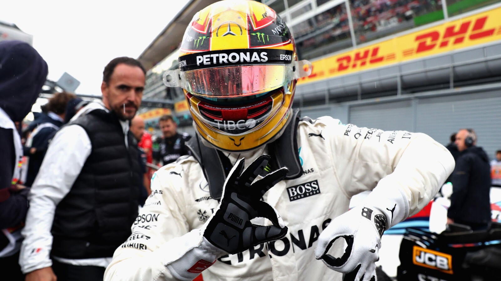 Hamilton logra una pole histórica bajo la lluvia en Monza; Alonso sale penúltimo y Sainz 15º