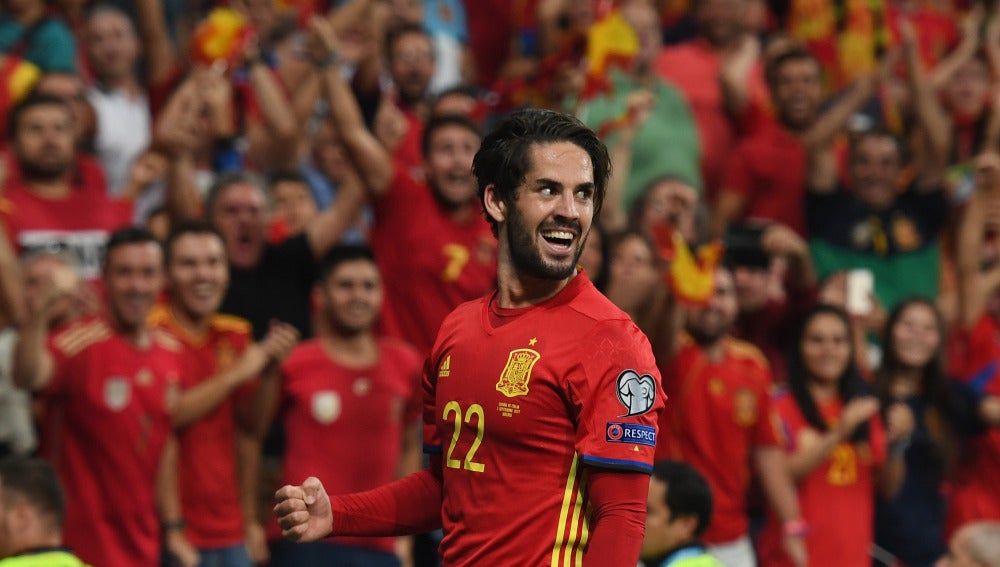 Isco sonríe tras marcar un gol con la selección española