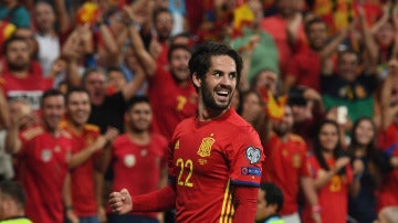 Isco sonríe tras marcar un gol con la selección española