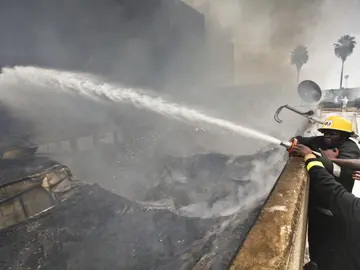 Los bomberos trabajan para extinguir un incendio en Kenia (archivo) Los bomberos trabajan para extinguir un incendio en Kenia (archivo)