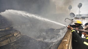 Los bomberos trabajan para extinguir un incendio en Kenia (archivo)