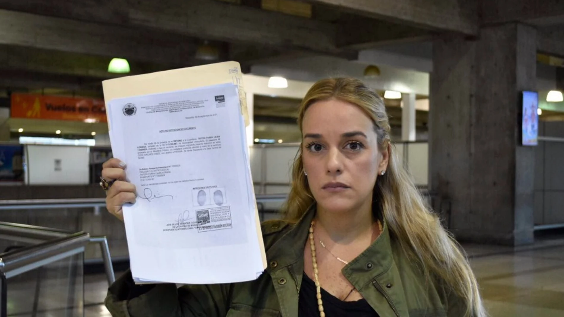 Tintori, con el documento que le prohíbe salir de Venezuela Tintori, con el documento que le prohíbe salir de Venezuela