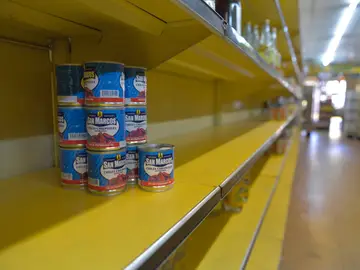 Estanterías vacías de un supermercado en Venezuela Estanterías vacías de un supermercado en Venezuela
