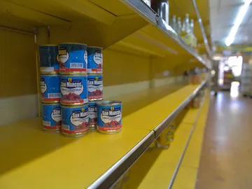 Estanterías vacías de un supermercado en Venezuela Estanterías vacías de un supermercado en Venezuela