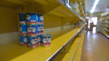 Estanterías vacías de un supermercado en Venezuela