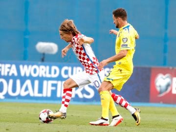 Modric mueve el balón con la selección de Croacia