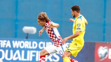 Modric mueve el bal&oacute;n con la selecci&oacute;n de Croacia