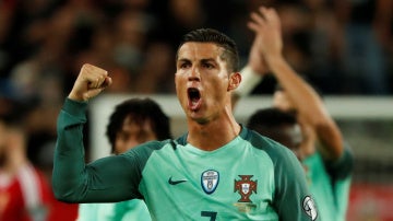 Cristiano Ronaldo celebra la victoria de la selección de Portugal