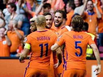 Los jugadores de la selección de Holanda celebran un gol