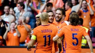 Los jugadores de la selecci&oacute;n de Holanda celebran un gol