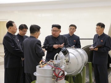 Kim Jong-un junto a una bomba de hidrógeno