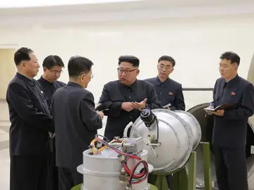 Kim Jong-un junto a una bomba de hidrógeno Kim Jong-un junto a una bomba de hidrógeno