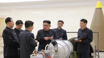 Kim Jong-un junto a una bomba de hidrógeno