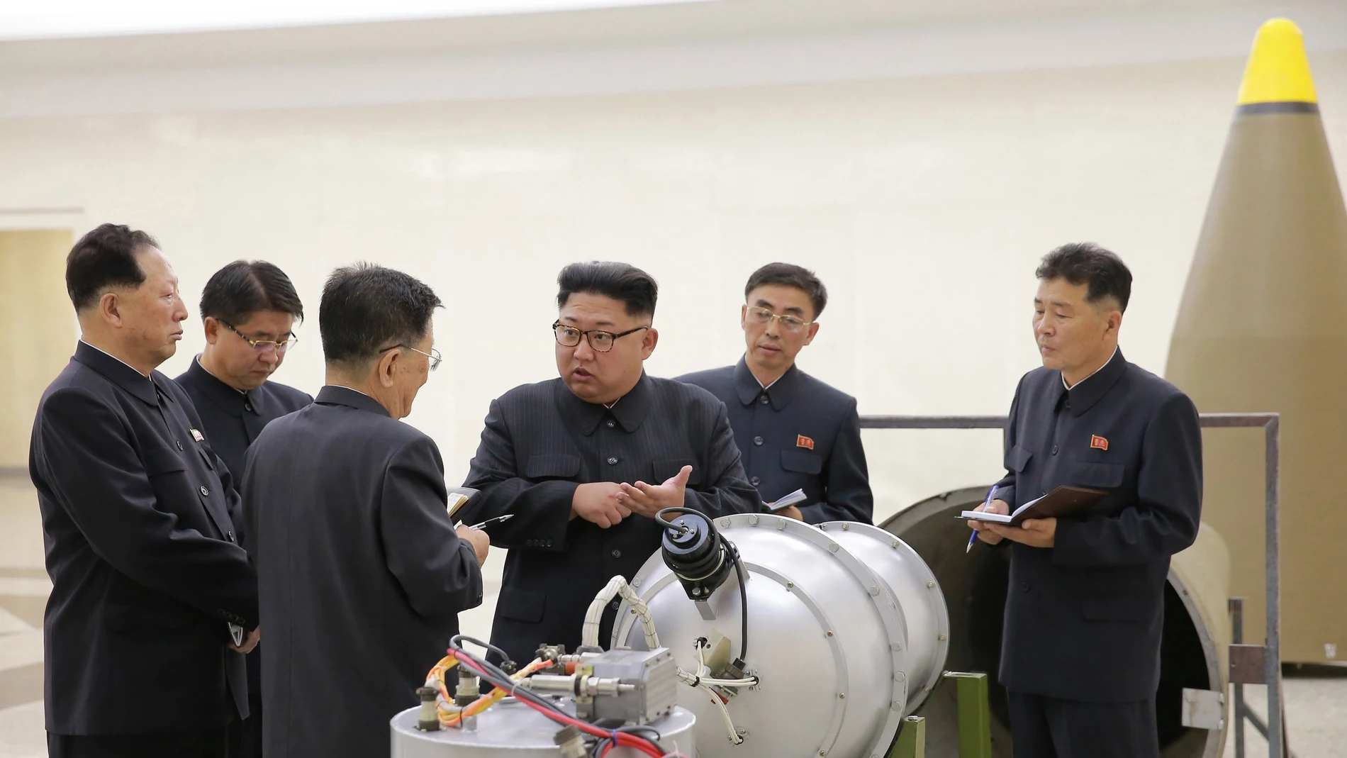 Kim Jong-un junto a una bomba de hidrógeno Kim Jong-un junto a una bomba de hidrógeno