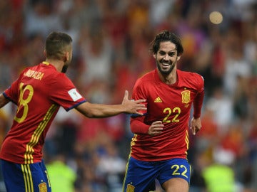 Isco celebra uno de sus goles con la selección española