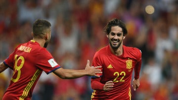 Isco celebra uno de sus goles con la selección española