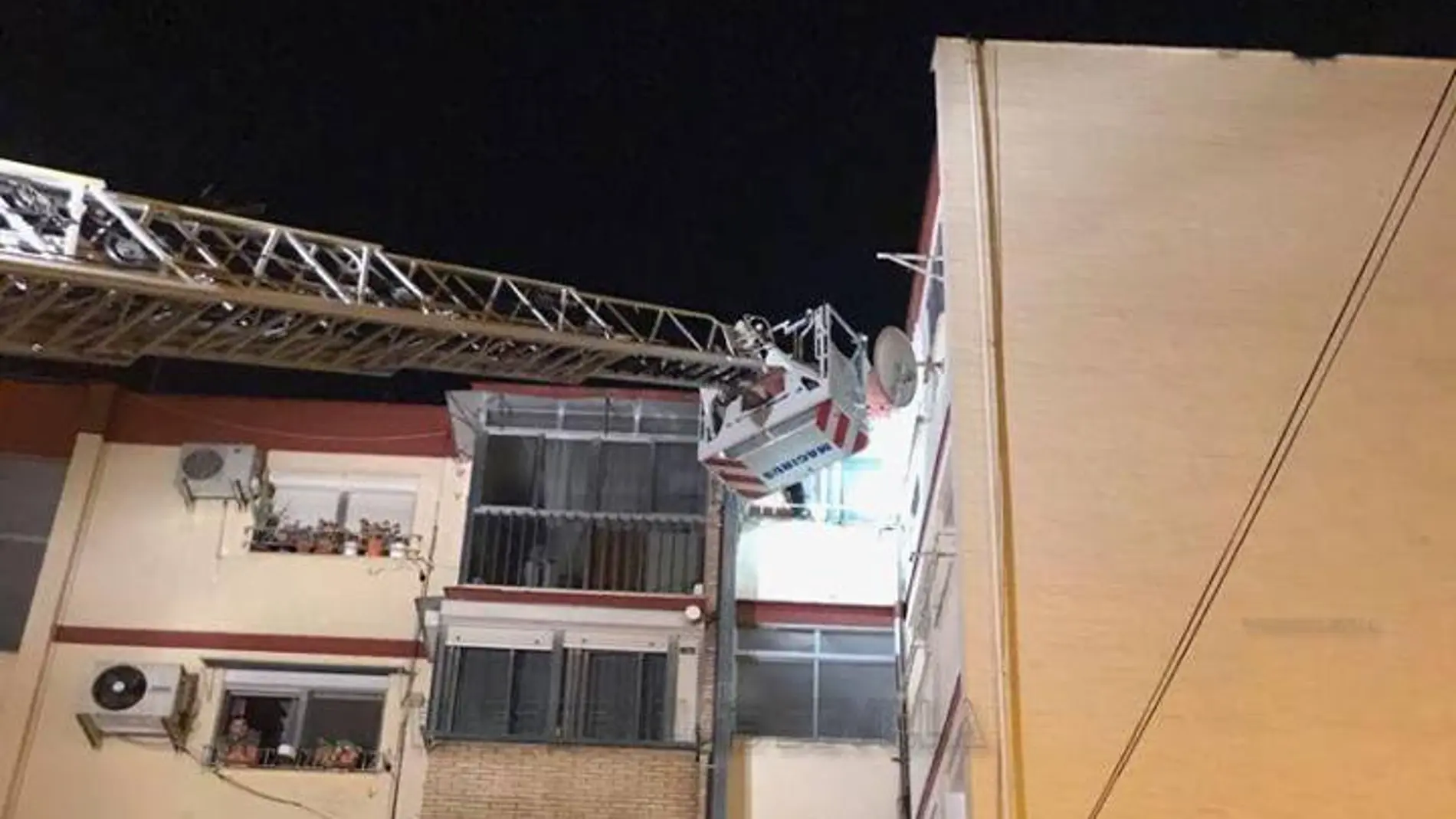 Los bomberos rescatando a la familia encerrada en el cuarto de su hija en Sevilla Los bomberos rescatando a la familia encerrada en el cuarto de su hija en Sevilla