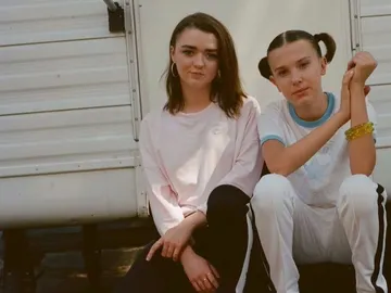 Millie Bobby Brown y Maisie Williams juntas Millie Bobby Brown y Maisie Williams juntas