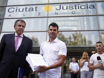Javier Sánchez Santos junto a su letrado en la Ciudad de la Justicia en Valencia Javier Sánchez Santos junto a su letrado en la Ciudad de la Justicia en Valencia