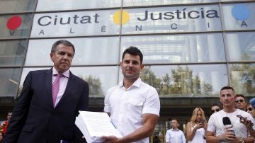 Javier Sánchez Santos junto a su letrado en la Ciudad de la Justicia en Valencia