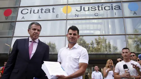 Javier Sánchez Santos junto a su letrado en la Ciudad de la Justicia en Valencia Javier Sánchez Santos junto a su letrado en la Ciudad de la Justicia en Valencia