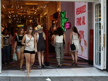La confianza de los consumidores ha crecido ligeramente en agosto por la mejor valoración que los españoles tienen de la situación económica y laboral actual, lo que ha servido para compensar el empeoramiento de sus expectativas sobre la economía a seis meses. La confianza de los consumidores ha crecido ligeramente en agosto por la mejor valoración que los españoles tienen de la situación económica y laboral actual, lo que ha servido para compensar el empeoramiento de sus expectativas sobre la economía a seis meses.