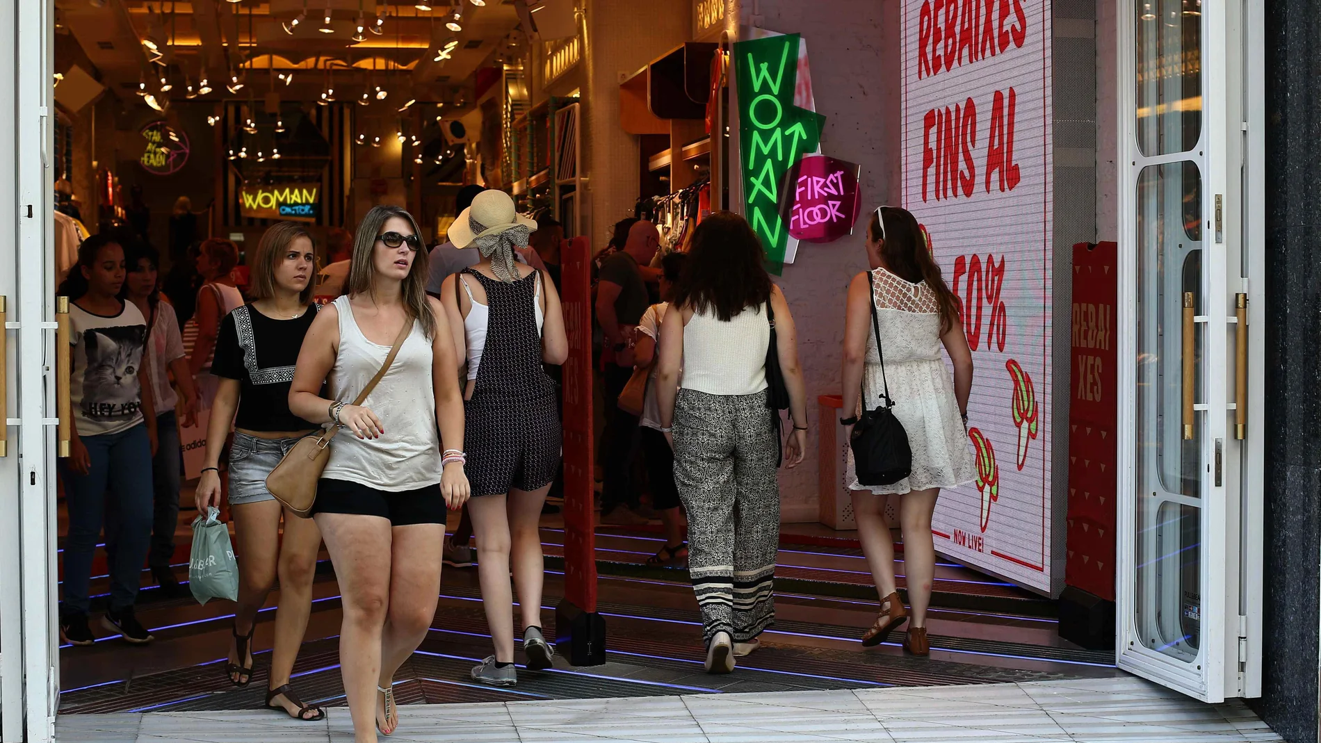 La confianza de los consumidores ha crecido ligeramente en agosto por la mejor valoración que los españoles tienen de la situación económica y laboral actual, lo que ha servido para compensar el empeoramiento de sus expectativas sobre la economía a seis meses. La confianza de los consumidores ha crecido ligeramente en agosto por la mejor valoración que los españoles tienen de la situación económica y laboral actual, lo que ha servido para compensar el empeoramiento de sus expectativas sobre la economía a seis meses.