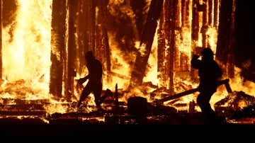 El hombre lanzándose a las llamas durante el festival del fuego en Nevada, Estados Unidos 
