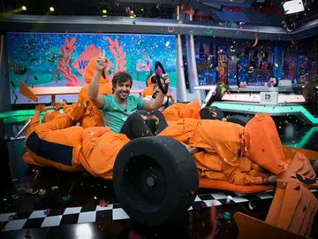 Fernando Alonso protagoniza la primera carrera de coches humanos en 'El Hormiguero 3.0' Fernando Alonso protagoniza la primera carrera de coches humanos en 'El Hormiguero 3.0'