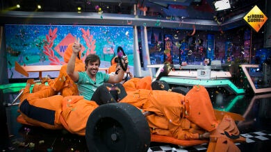 Fernando Alonso protagoniza la primera carrera de coches humanos en 'El Hormiguero 3.0'