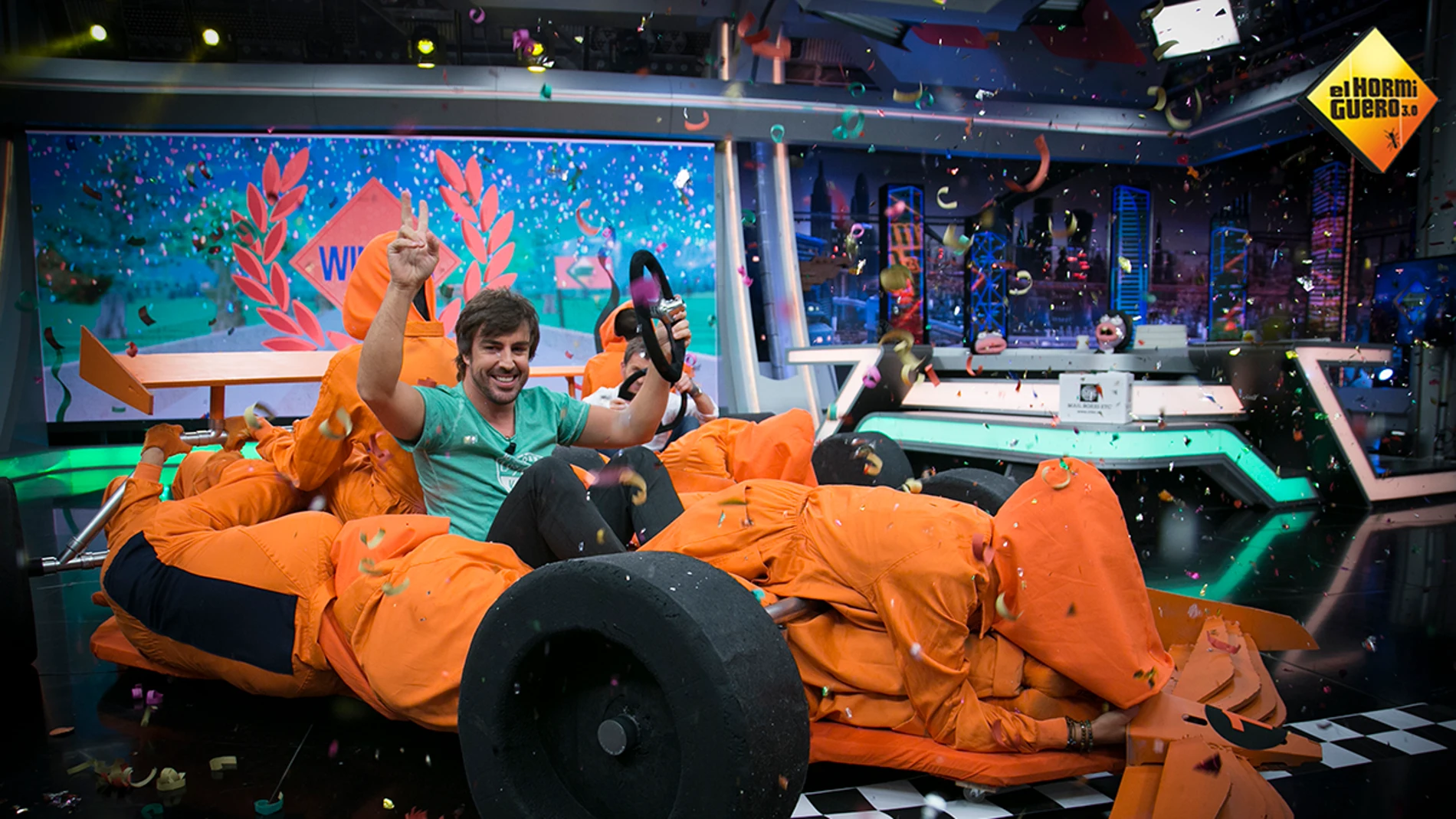Fernando Alonso protagoniza la primera carrera de coches humanos en 'El Hormiguero 3.0'