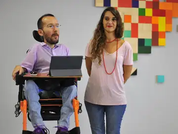 Pablo Echenique junto a Noelia Vera Pablo Echenique junto a Noelia Vera