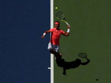 Rafa Nadal, sacando en su partido contra Dolgopolov en el US Open