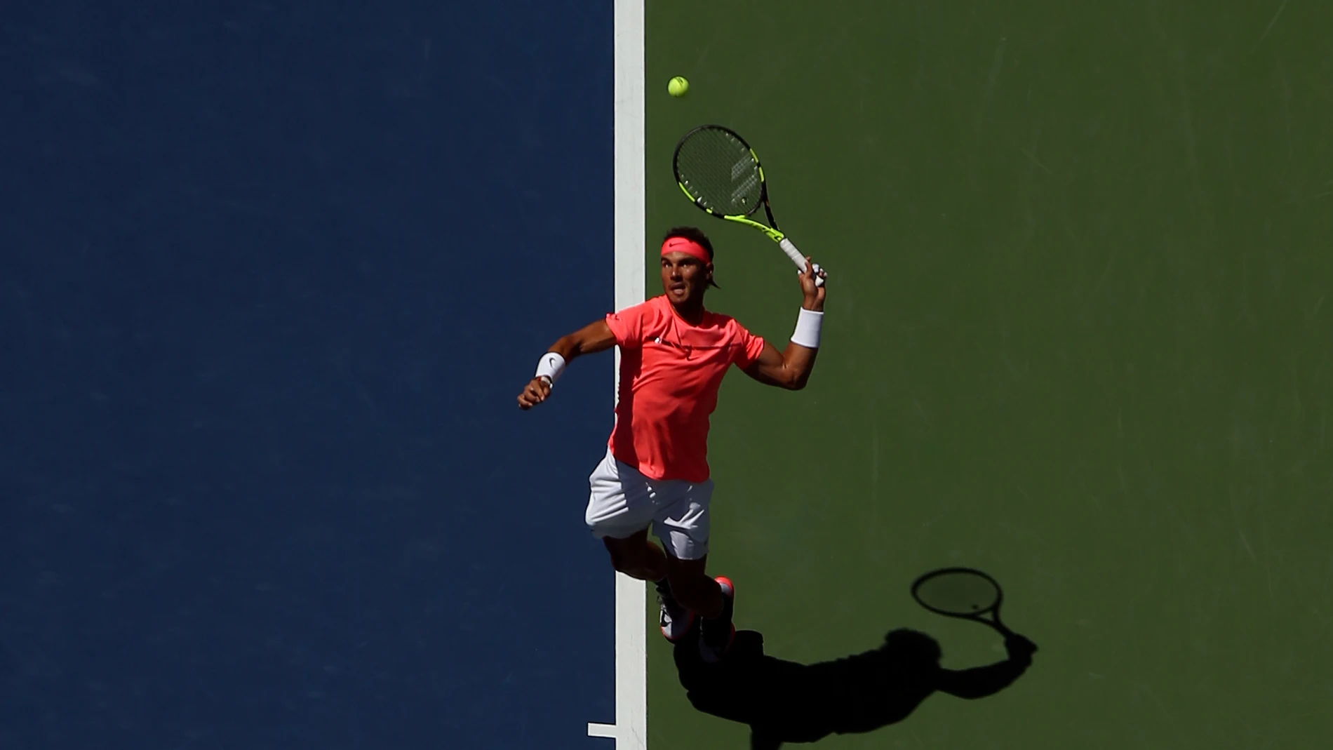 Rafa Nadal, sacando en su partido contra Dolgopolov en el US Open Rafa Nadal, sacando en su partido contra Dolgopolov en el US Open