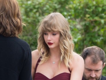 Taylor Swift de dama de honor en la boda de su mejor amiga Taylor Swift de dama de honor en la boda de su mejor amiga