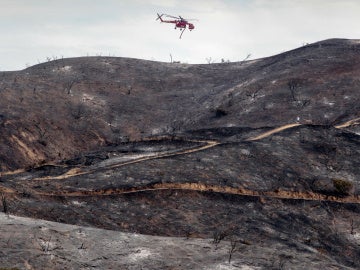 Un helicóptero intentando apagar las llamas en el incendio de La Tuna en Burbank, California