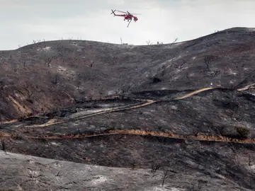 Un helicóptero intentando apagar las llamas en el incendio de La Tuna en Burbank, California Un helicóptero intentando apagar las llamas en el incendio de La Tuna en Burbank, California