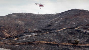 Un helicóptero intentando apagar las llamas en el incendio de La Tuna en Burbank, California
