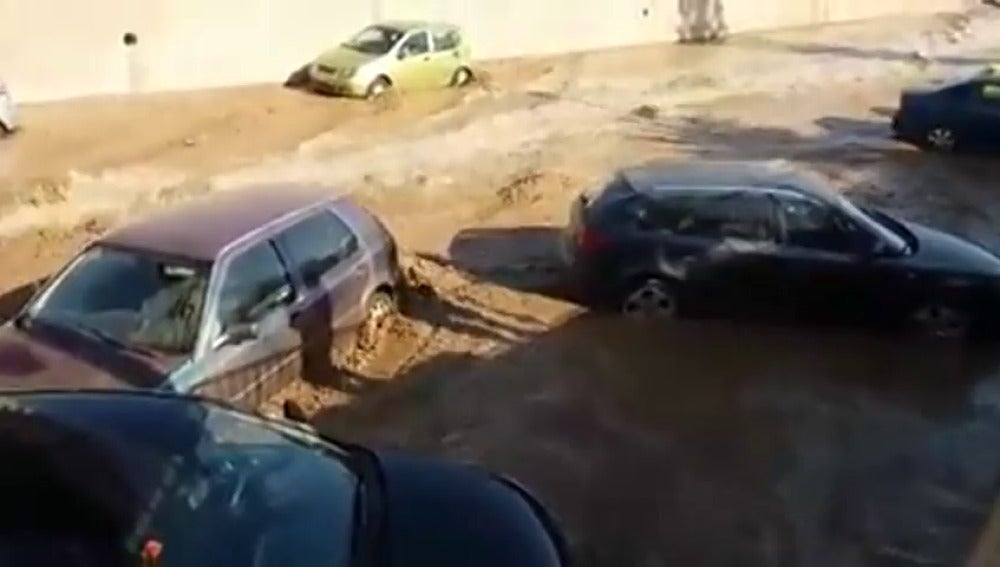 La rotura de un embalse en Almería sorprende a varios vehículos que se encontraban aparcados 