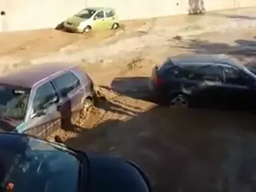 La rotura de un embalse en Almería sorprende a varios vehículos que se encontraban aparcados La rotura de un embalse en Almería sorprende a varios vehículos que se encontraban aparcados