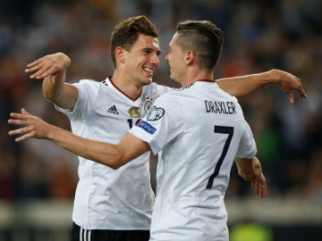 Goretzka y Draxler celebran un gol de Alemania