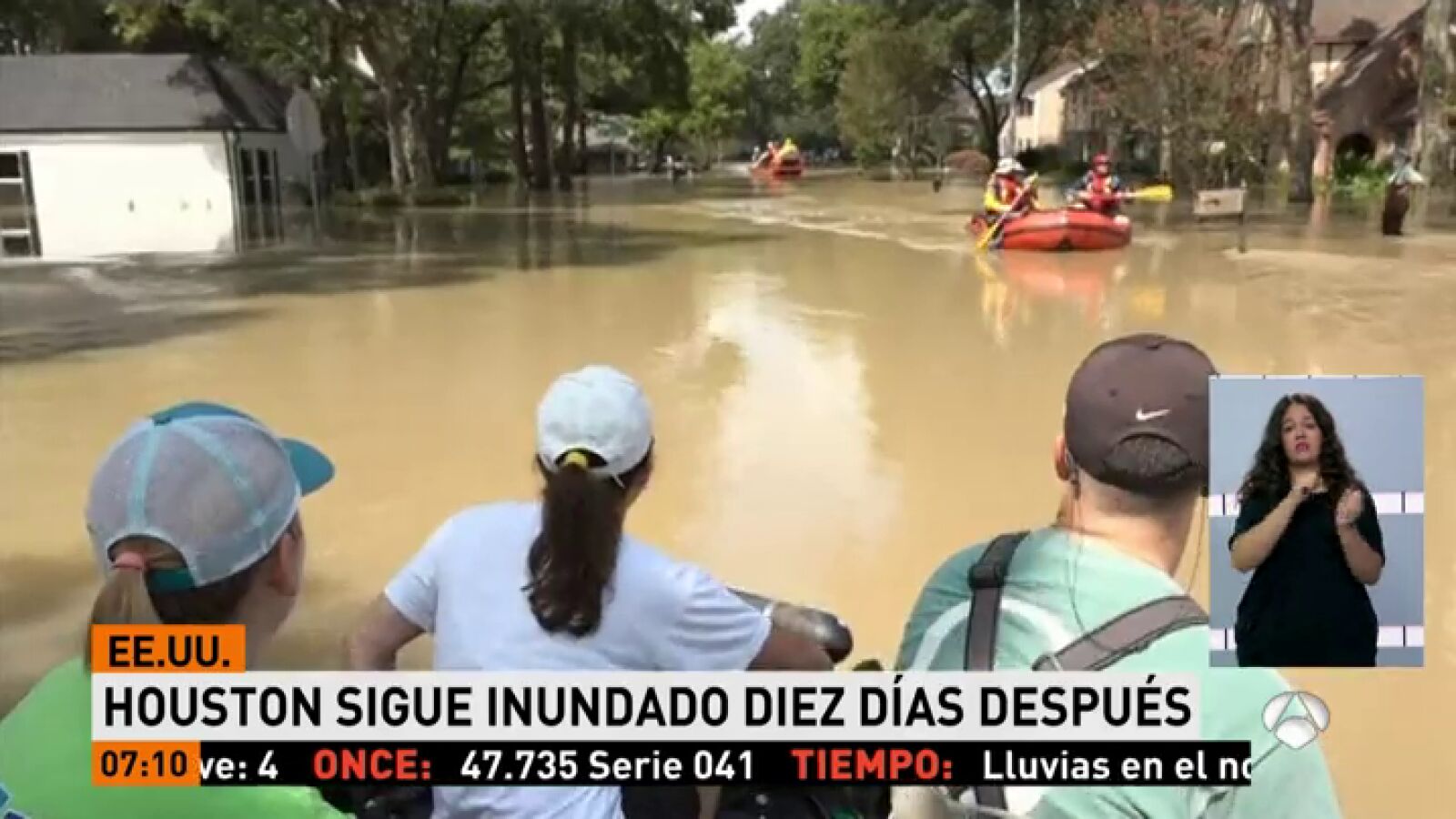 Los ciudadanos de Houston se trasladan en lancha para tratar de recuperar los enseres que han sobrevivido a la tormenta