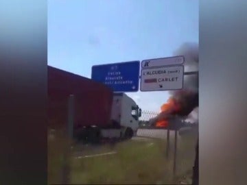Retenciones en la A7 por un accidente de un camión Retenciones en la A7 por un accidente de un camión