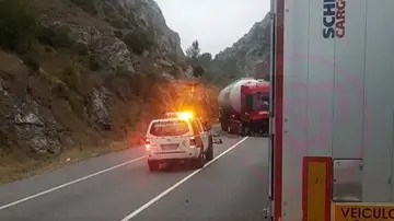 Los servicios de emergencias llegan al lugar del accidente Los servicios de emergencias llegan al lugar del accidente