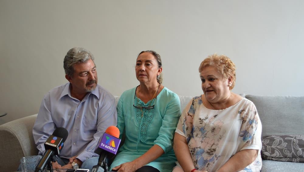 Jorge Fernández (izquierda), Adriana González (centro) y Rosa María Santamans (derecha), suegros y madre de Pilar Garrido
