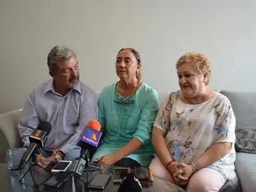 Jorge Fernández (izquierda), Adriana González (centro) y Rosa María Santamans (derecha), suegros y madre de Pilar Garrido Jorge Fernández (izquierda), Adriana González (centro) y Rosa María Santamans (derecha), suegros y madre de Pilar Garrido