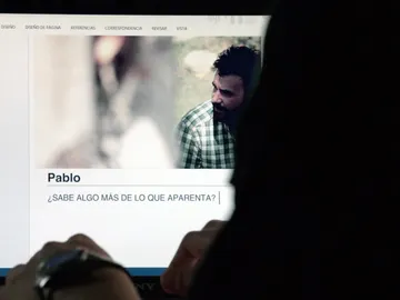 Ana escribe en su informe: “Ha empezado… ¿Quién es quién?” Ana escribe en su informe: “Ha empezado… ¿Quién es quién?”